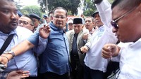 Amien Rais berjalan menuju Ditkrimum Polda Metro Jaya dengan didampingi tim kuasa hukumnya.