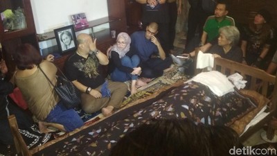 Suasana Duka di Rumah Indro Warkop