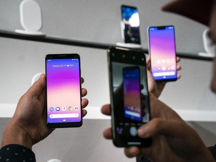 NEW YORK, NY - OCTOBER 9: A guest photographs the new Google Pixel 3 and Pixel 3 XL smartphones during a Google product release event, October 9, 2018 in New York City. The phones will go on sale on October 18 for a base starting retail price of $799 for the Pixel 3 and $899 for the Pixel 3 XL. Google also released a new tablet called the Pixel Slate and the Google Home Hub. (Photo by Drew Angerer/Getty Images)
