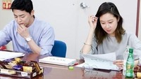 Bersama lawan mainnya, Gong Hyo Jin, keduanya sibuk membaca script di hadapan mereka. Tak lupa ada aneka camilan dan minuman di meja untuk menambah semangat. Foto: Instagram jojungsukforever