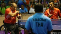 Para atlet tenis meja ganda putra Agus Susanto dan Tatok Hardiyanto bertanding dalam laga final tenis meja kategori TT 4-5 di Ancol Eco Convention, Jakarta, Rabu (10/10/2018).