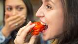 5 Reaksi Ini Terjadi Pada Tubuh Saat Makan Pedas, Mulut Terbakar hingga Tuli