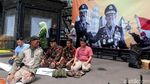 Potret Massa Kawal Amien Rais Salat Zuhur di Jl Sudirman