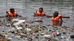 Petugas Berjibaku Bersihkan Sampah di Kanal Barat Penjaringan