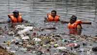 Mereka juga mengenakan pelampung untuk masuk ke dalam sungai sebagai santar keselamatan kerja.