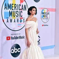Gaya anti-mainstream Dua Lipa bila dilihat dari samping. Dua Lipa tampak percaya diri mengandalkan gaun pengantin untuk sebuah acara penghargaan. New rules? (Foto: Getty Images)