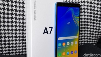 Galaxy A7 akan hadir dalam tiga balutan warna yakni hitam, biru, dan gold. (Foto: detikINET/Fino Yurio Kristo)