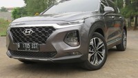Berbagai ubahan tersemat pada Hyundai Santa Fe generasi keempat ini. Mulai dari tampang yang makin elegan dan gagah sampai desain interior kelas atas. Tak heran bahwa mobil ini dibanderol mulai dari Rp 499 juta sampai Rp 599 juta (On the road Jakarta). Foto: Ruly Kurniawan