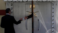 Selama bekerja di koran al-Madina di tahun 1990-an, dia banyak menulis tentang milisi berhaluan Islam yang pergi ke Afghanistan untuk melawan invasi Soviet. (Foto: Dok. REUTERS/Murad Sezer)