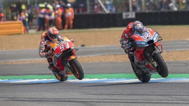 BURI RAM, THAILAND - OCTOBER 07:  Andrea Dovizioso of Italy and Ducati Team leads  Marc Marquez of Spain and Repsol Honda Team during the MotoGP race during the MotoGP Of Thailand - Race on October 7, 2018 in Buri Ram, Thailand.  (Photo by Mirco Lazzari gp/Getty Images)