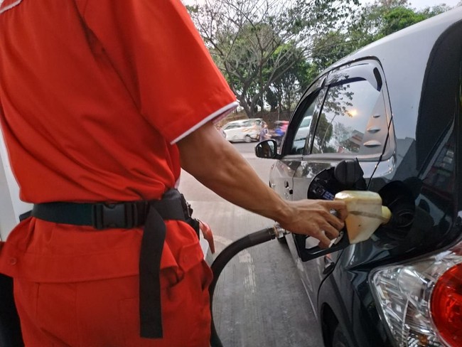 Berita Populer: Isi Bensin Tak Usah Goyang Mobil, Gojek Pakai Motor Listrik