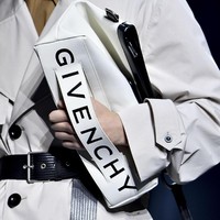 Givenchy menambahkan strap di bagian bawah tas untuk opsi lain tampil stylish. Dok. Getty Images