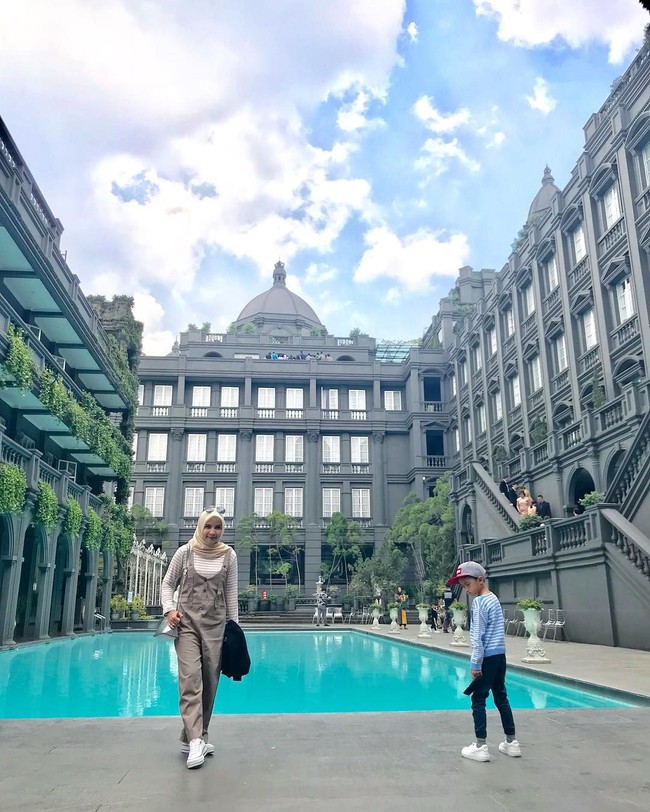 Istri aktor Ferry Ardiansyah ini juga tampak awet muda dengan overall seperti ini. Overall yang memiliki satu warna dari atas sampai bawah juga cocok untuk Anda yang berbadan mungil. Foto: Instagram/tasyanurmedina