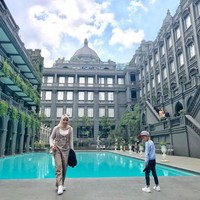 Istri aktor Ferry Ardiansyah ini juga tampak awet muda dengan overall seperti ini. Overall yang memiliki satu warna dari atas sampai bawah juga cocok untuk Anda yang berbadan mungil. Foto: Instagram/tasyanurmedina