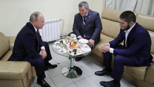 Vladimir Putin mengaku bisa memahami aksi Khabib Nurmagomedov saat menyerang kubu Conor McGregor.