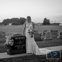 Inilah Jessica Padgett yang menggelar ‘pernikahan’ di kuburan pada 29 September 2018. Momen harunya ini menjadi viral setelah diunggah akun Facebook Loving Life Photography pada 5 Oktober 2018. Hingga kini foto-foto Jessica ‘menikah’ di kuburan ini sudah disebarkan ulang oleh lebih dari 31 ribu pengguna Facebook. Foto: Dok. Loving Life Photography