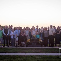 Dengan berpenampilan lengkap bak pengantin, Jessica makam Kendall dan menggelar ‘pernikahan’ di sana. Seluruh keluarga dan teman-teman mereka juga ikut datang ke kuburan Kendall di kawasan Providence Mennonite Church, Montgomery, Indiana, Amerika Serikat. Foto: Dok. Loving Life Photography