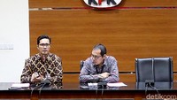 Untuk perkara suap, KPK menetapkan 2 orang tersangka yaitu Rendra dan seorang swasta bernama Ali Murtopo. Penerimaan suap itu diduga berkaitan dengan penyediaan sarana penunjang peningkatan mutu pendidikan pada Dinas Pendidikan Kabupaten Malang.
