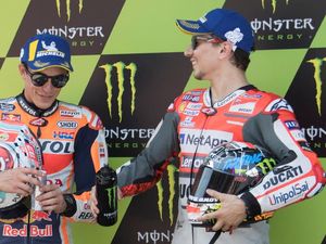 Lorenzo Dituding Tak Mau Lagi Bela Ducati, Marquez Membela