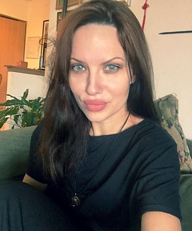 Aku sangat menjadikannya panutan. Aku suka filmnya tapi aku paling mengagumi pekerjaan kemanusiaannya. Kepribadianku sangat berbeda (dengan Angelina) tapi banyak orang berkata aku sangat mirip dia. Aku pikir aku mungkin sedikit ceria dari pada dia dan tidak terlalu serius, tambahnya. Foto: Instagram @melwood1982