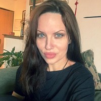 Aku sangat menjadikannya panutan. Aku suka filmnya tapi aku paling mengagumi pekerjaan kemanusiaannya. Kepribadianku sangat berbeda (dengan Angelina) tapi banyak orang berkata aku sangat mirip dia. Aku pikir aku mungkin sedikit ceria dari pada dia dan tidak terlalu serius, tambahnya. Foto: Instagram @melwood1982