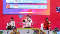 Sementara, emas direbut atlet China Zheng feifei, dengan angkatan 139 kg. Feifei sekaligus memecahkan rekor Asia milik lifter China, Fengmei Li, di Jepang 2018. Angkatan terbaiknya 138 kg. Dan game record yang sebelumnya dimiliki lifter China juga, Xue mei Dung, pada saat Asian Para Games 2014 Incheon. Angkatannya 112 kg.
