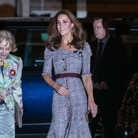 Gaun ini merupakan bagian dari koleksi Spring 2018 Erdem. Sang desainer menyebut gaya Ratu Elizabeth II, nenek dari Pangeran William, sebagai sumber inspirasi terbesarnya saat membuat koleksi ini. (Foto: Getty Images)