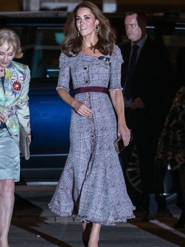 Gaun ini merupakan bagian dari koleksi Spring 2018 Erdem. Sang desainer menyebut gaya Ratu Elizabeth II, nenek dari Pangeran William, sebagai sumber inspirasi terbesarnya saat membuat koleksi ini. (Foto: Getty Images)