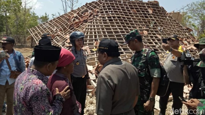 Korban Meninggal akibat Gempa Situbondo Dapat Santunan Rp 5 Juta Korban Meninggal akibat Gempa Situbondo Dapat Santunan Rp 5 Juta