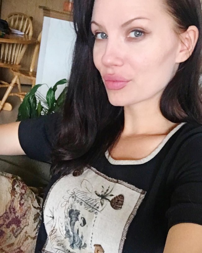 Bagaimana menurutmu? Apakah penampilan Melissa ini mirip banget dengan Angelina Jolie? Foto: Instagram @melwood1982