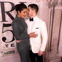 Priyanka dan Nick pamer kemesraan saat menghadiri acara Ralph Lauren yang digelar dalam rangkaian New York Fashion Week September lalu. Ini adalah momen perdana mereka tampil bersama di depan publik setelah bertunangan. (Foto: Rob Kim/Getty Images)