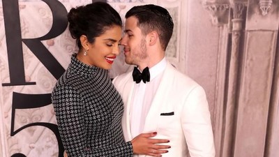 Gaya Seksi Priyanka Chopra Pakai Sweater Tanpa Celana Saat Pesta Lajang