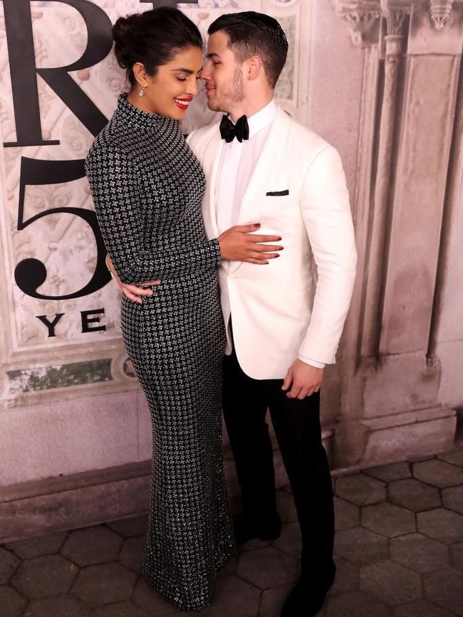 Priyanka dan Nick pamer kemesraan saat menghadiri acara Ralph Lauren yang digelar dalam rangkaian New York Fashion Week September lalu. Ini adalah momen perdana mereka tampil bersama di depan publik setelah bertunangan. (Foto: Rob Kim/Getty Images)