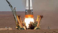 Pertama kosmonot Rusia Alexey Ovchinin dan astronot NASA Nick Hague  (Foto: Dok. REUTERS/Shamil Zhumatov)