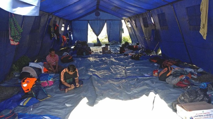 Suasana posko relawan gempa di Palu (Foto: Firdaus/detikHealth) Suasana posko relawan gempa di Palu (Foto: Firdaus/detikHealth)