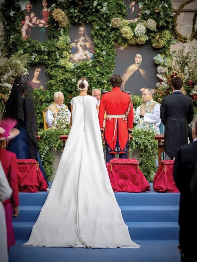 Beginilah suasana pernikahan mereka yang khidmat dan magis. Dekorasi tanaman memberikan sentuhan romantis.  Foto: Getty Images
