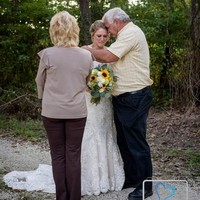 Pada hari yang seharusnya menjadi hari pernikahannya itu Jessica tampil benar-benar bak pengantin. Rambutnya disanggul, memakai gaun pengantin cantik yang sudah disiapkannya untuk pernikahannya dengan Kendall dan membawa sebuket bunga. Foto: Dok. Loving Life Photography