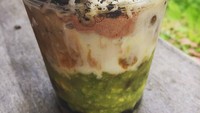 Gimana bisa nolak kreasi alpukat kocok yang satu ini. Susu kental manis yang ada di dalam es serutnya terlihat sangat melimpah. Belum lagi diberi topping milo, parutan keju, dan Oreo halus. Nyam! Foto: Instagram aganpocokandshake