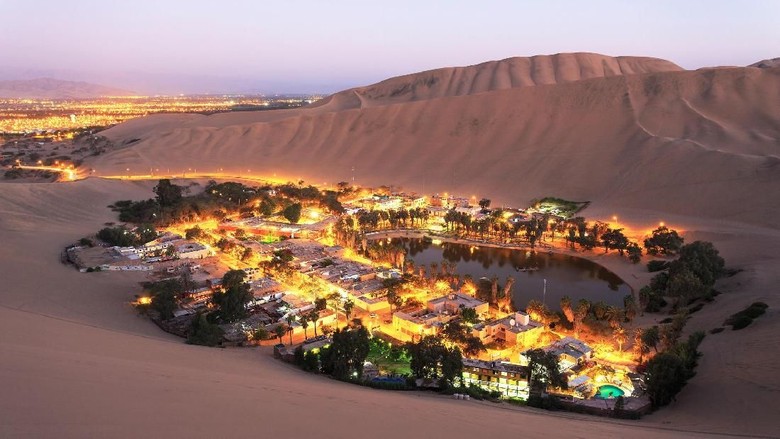 Foto: Oasis Huacachina saat malam menjelang (iStock) Foto: Oasis Huacachina saat malam menjelang (iStock)