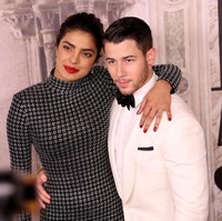 Daftar hadiah pernikahan yang diinginkan Priyanka ia berikan di situs Amazon, sehingga para tamu bisa langsung membelinya. Isinya pun beragam, dari alat kebutuhan sehari-hari sampai yang unik-unik. Foto: Rob Kim/Getty Images