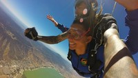Selain surfing, Maya juga suka skydiving lho! (maya/Instagram)