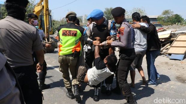 Proses eksekusi belasan rumah di Solo berjalan panas.