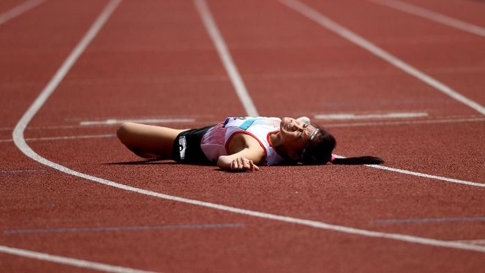 Sprinter Indonesia, Insan Nurhaida, menangis di tengah lapangan usai terjatuh menjelang garis finis di final nomor 100 meter putri T36 Asian Para Games 2018 di Stadion Utama Gelora Bung Karno, Jakarta, Rabu (10/10). (Akbar Nugroho Gumay/Antara) Sprinter Indonesia, Insan Nurhaida, menangis di tengah lapangan usai terjatuh menjelang garis finis di final nomor 100 meter putri T36 Asian Para Games 2018 di Stadion Utama Gelora Bung Karno, Jakarta, Rabu (10/10). (Akbar Nugroho Gumay/Antara)
