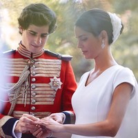 Sementara, Fernando menggunakan baju kebangsawanan yakni baju seragam militer merah yang tampak gagah.  Foto: Getty Images