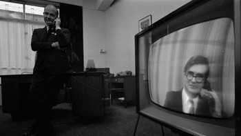 Tim Heywood Lonsdale sedang melakukan video-phone (sebutan video call kala itu) dengan Robert Thom dalam sebuah foto yang terdokumentasi pada 23 Juni 1964. (Foto: Reg Lancaster/Daily Express/Hulton Archive/Getty Images)