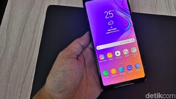 Beralih ke layar, Galaxy A9 Super AMOLED punya bentang layar 6,3 inch resolusi 2160 × 1080 pixel.  (Foto: detikINET/Fino Yurio Kristo)