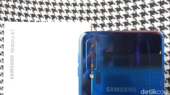 Samsung Galaxy A7 (2018) memiliki tiga kamera di bagian belakang. (Foto: detikINET/Fino Yurio Kristo)