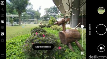 Ponsel ini punya fitur Live Bokeh untuk menyesuaikan kedalaman efek blur pada latar objek. (Foto: detikINET/Muhamad Imron Rosyadi)