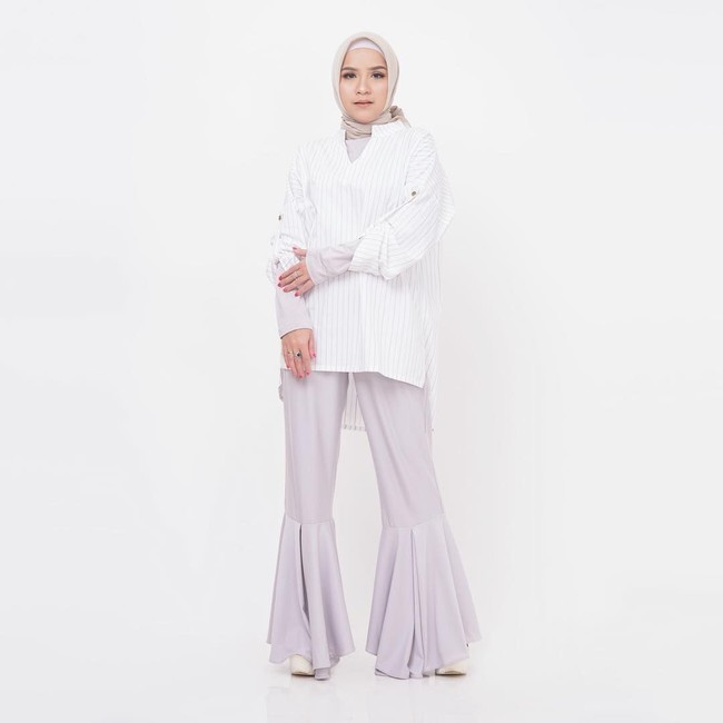 Untuk memberikan siluet semampai, pilih satu tone warna dari ujung kepala hingga kaki. Warna bernuansa lembut seperti abu dan putih ini bisa kamu pilih.  Foto: Instagram/tasyanurmedina