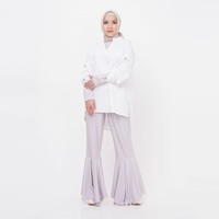 Untuk memberikan siluet semampai, pilih satu tone warna dari ujung kepala hingga kaki. Warna bernuansa lembut seperti abu dan putih ini bisa kamu pilih.  Foto: Instagram/tasyanurmedina